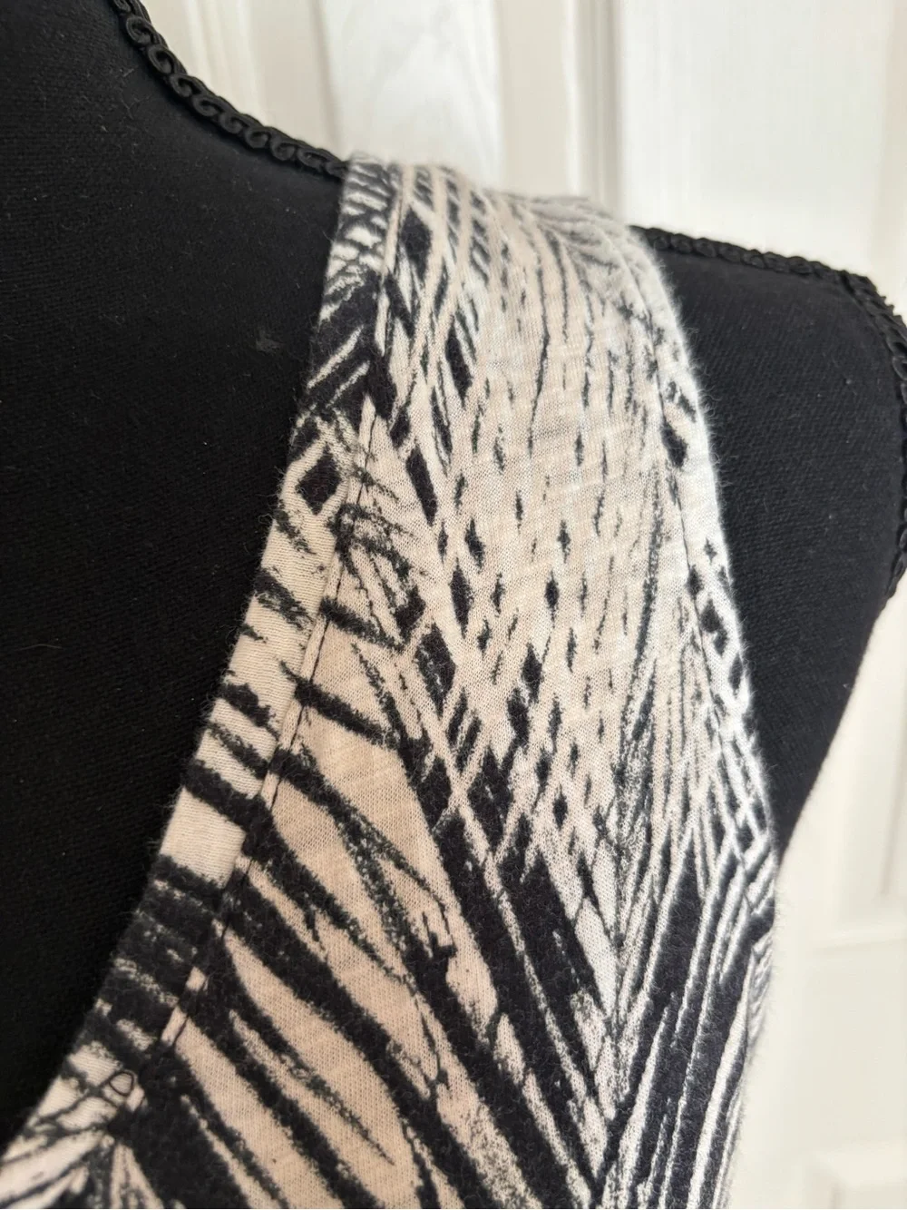 H&M black and white palm leaf print maxi dress with tie waist, size S - Picture 4 of 8